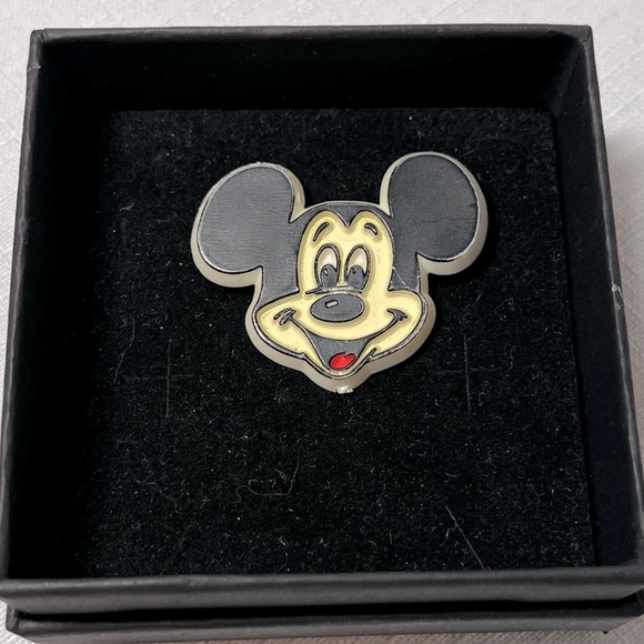 Vintage Mickey Mouse Plastic Disney Pin 1970’s - Picture 1 of 2